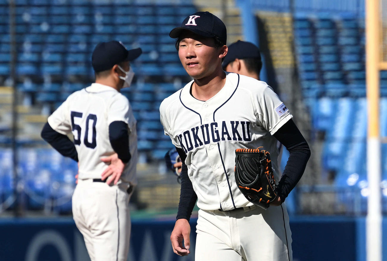 国学院大対大商大　6回裏、交代しベンチへ引き揚げる国学院大・田中千（撮影・滝沢徹郎）