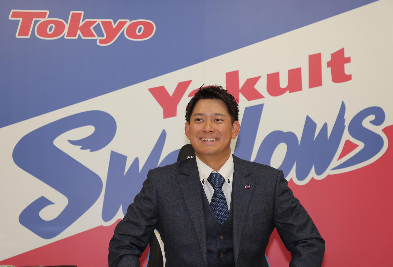 契約更改を終え会見するヤクルト吉田（代表撮影）