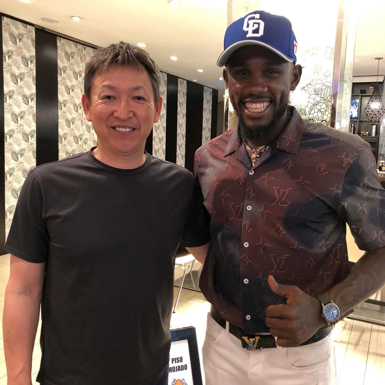 中日立浪監督と写真に納まる来季新加入するオルランド・カリステ（球団提供）