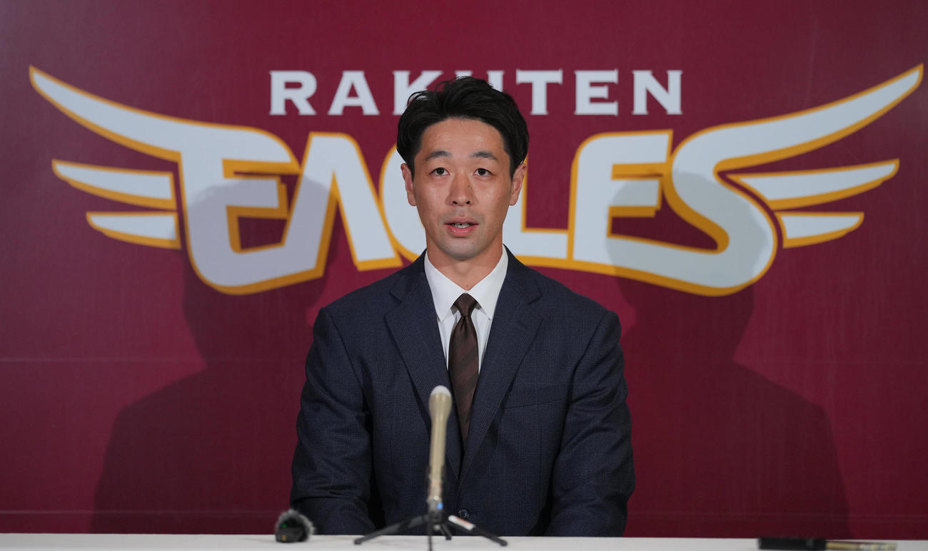 入団会見で話す楽天阿部（撮影・垰建太）