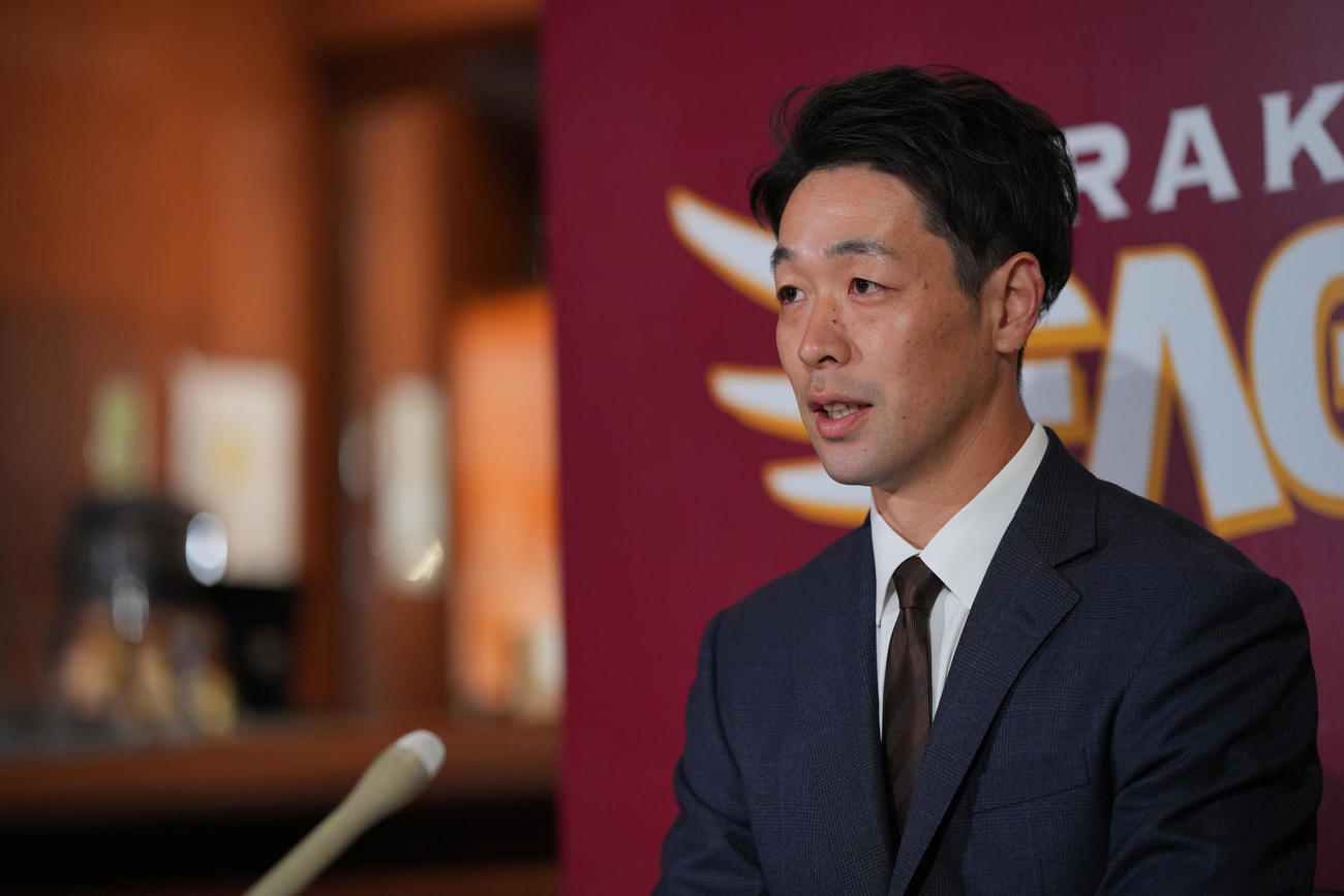 入団会見で話す楽天阿部（撮影・垰建太）