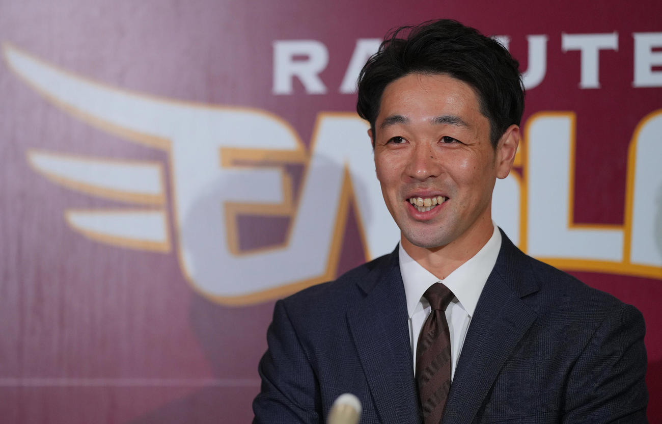 入団会見で話す楽天阿部（撮影・垰建太）