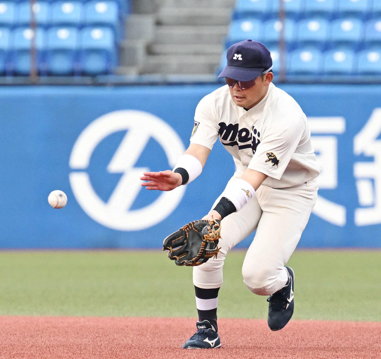明大対名城大　7回裏名城大1死、塩崎の二ゴロをさばく村松（撮影・滝沢徹郎）