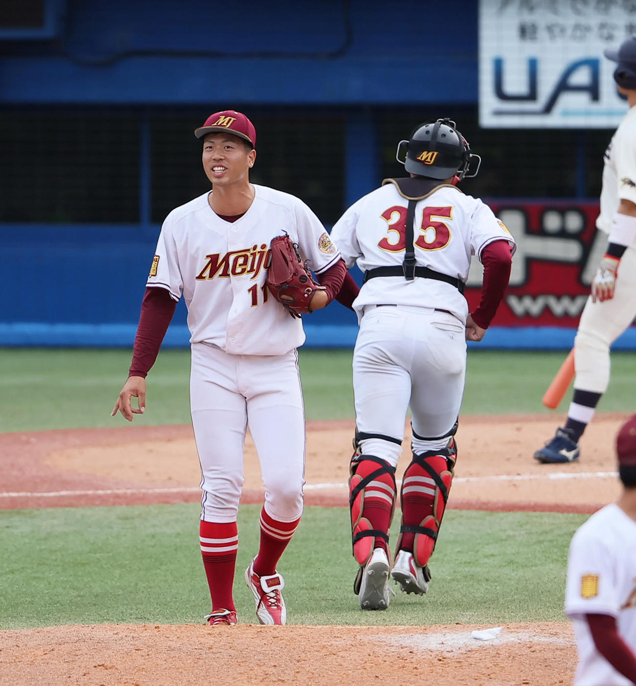 国学院大対大商大　マウンドで笑顔を見せる名城大・松本（左）（撮影・足立雅史）