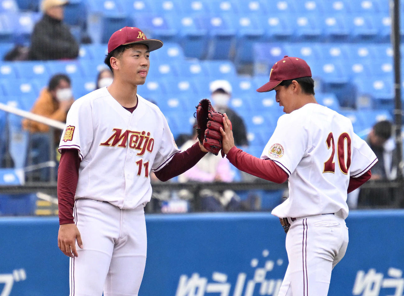 明大対名城大　9回表を投げ終えた名城大・松本（左）は石原とタッチを交わす（撮影・滝沢徹郎）
