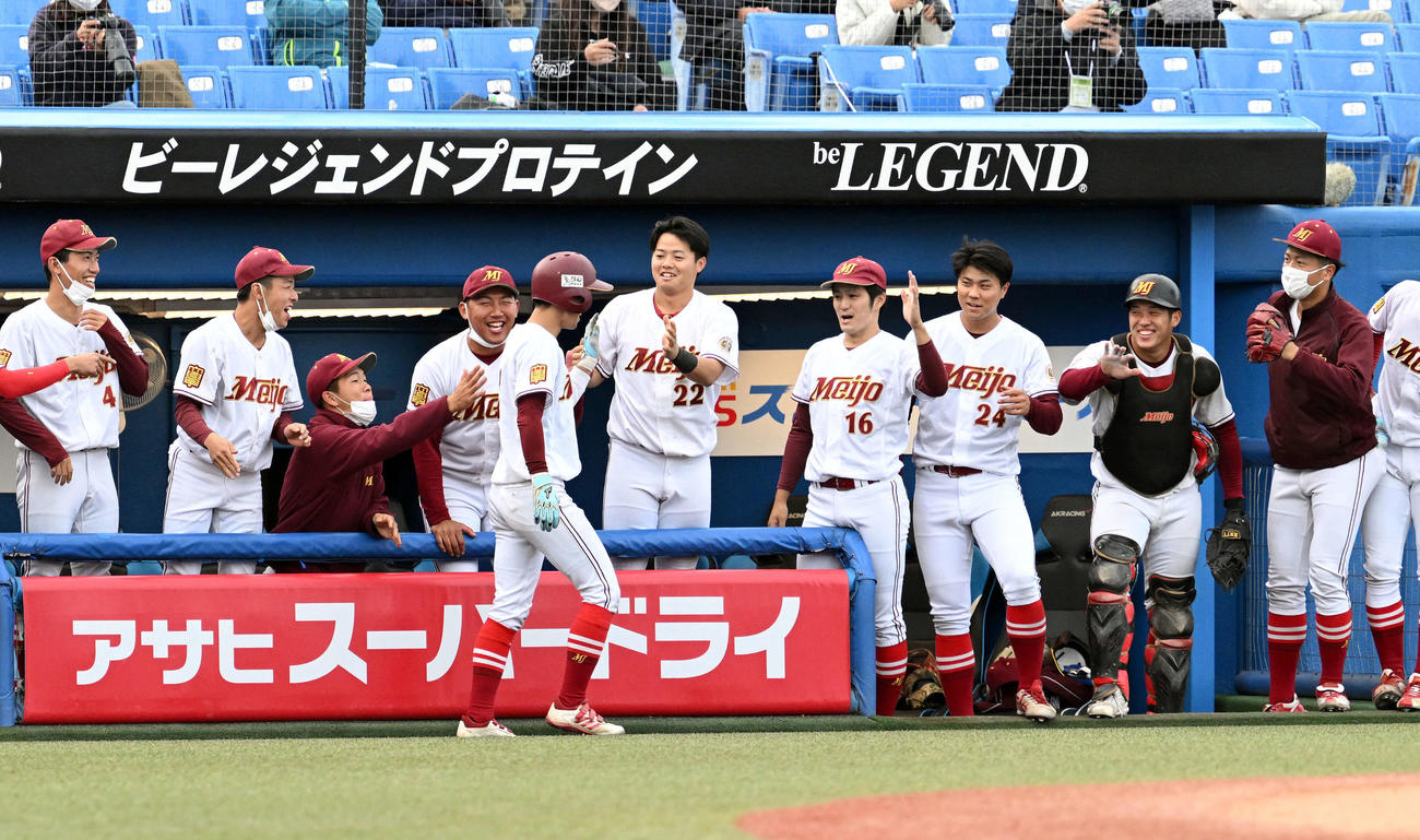 明大対名城大　5回裏名城大2死、ソロ本塁打を放った馬渕（手前）は生還しチームメートとタッチを交わす（撮影・滝沢徹郎）
