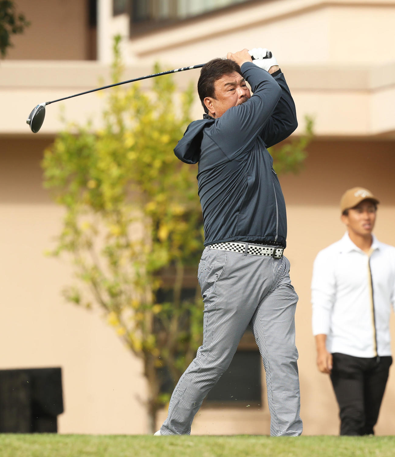 ティーショットを放つ藤本監督（撮影・屋方直哉）