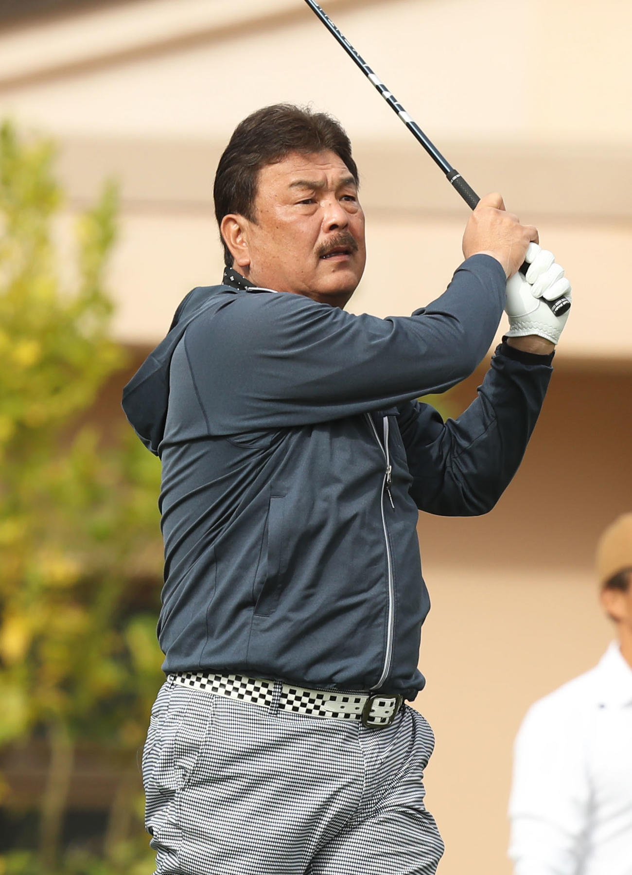 ティーショットを放つ藤本監督（撮影・屋方直哉）