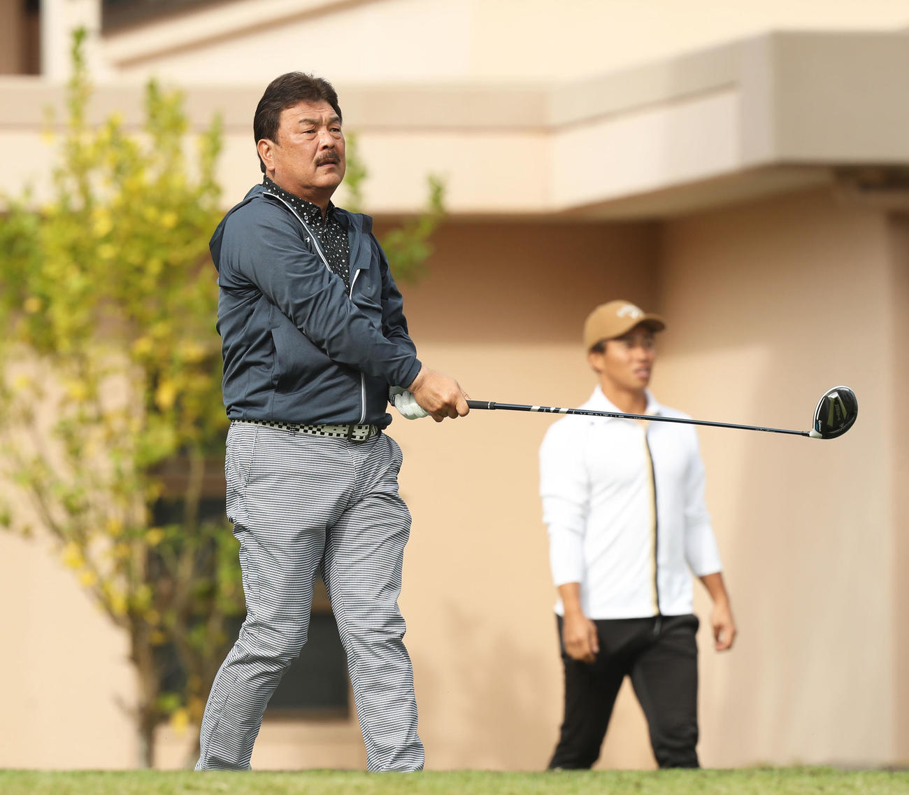 ティーショットを放ち、ボールの行方を見つめる藤本監督（撮影・屋方直哉）
