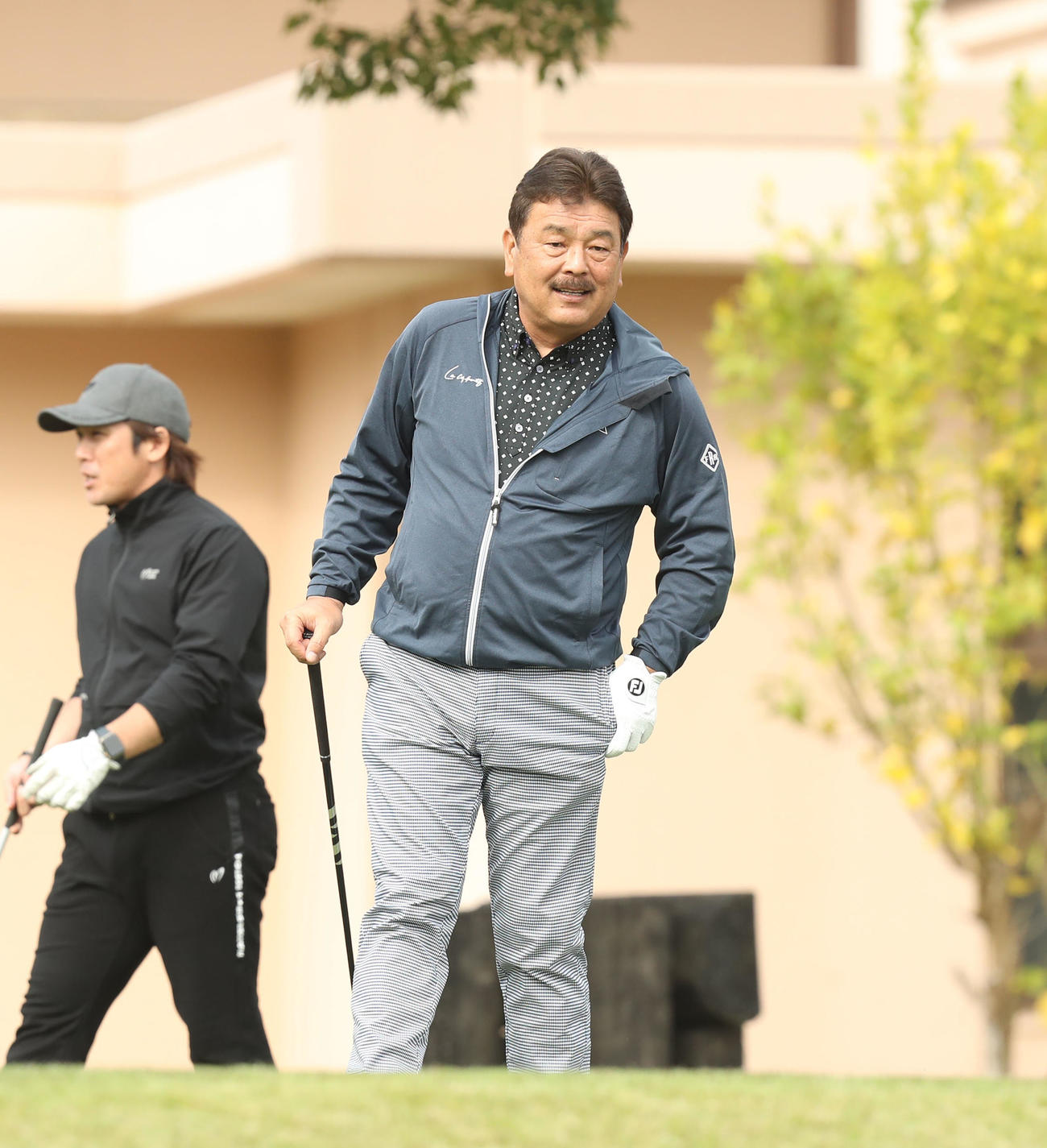 ティーショットへ向かう藤本監督（撮影・屋方直哉）