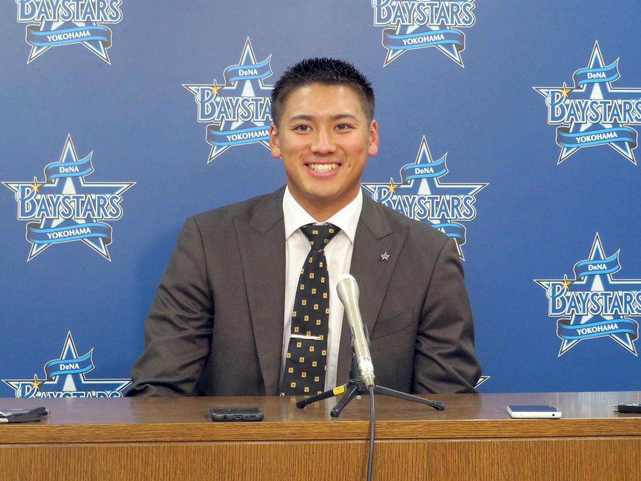 契約更改後に笑顔でタイトル獲得を目標に掲げたDeNA森（撮影・鎌田直秀）