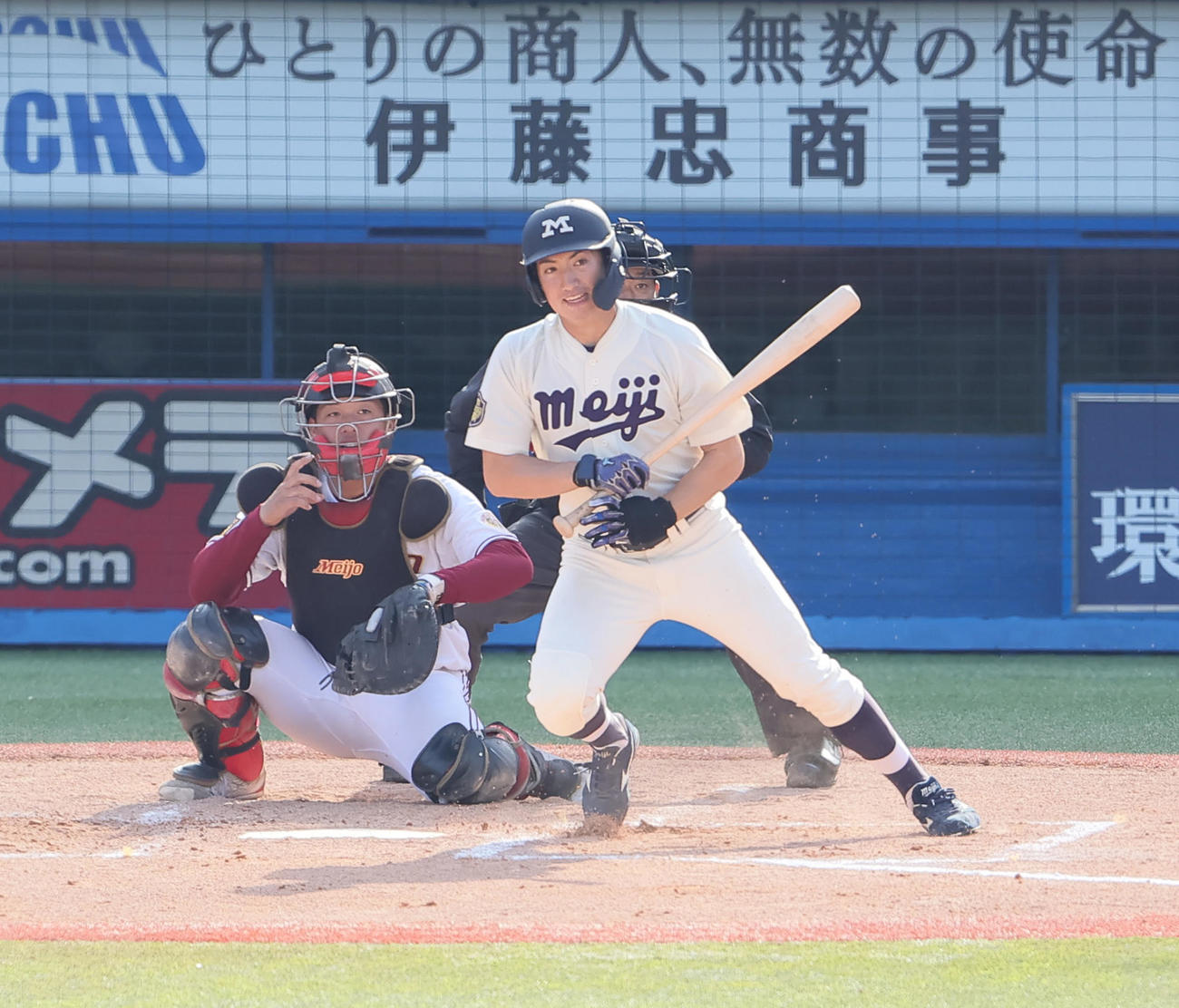 明大対名城大　1回表明大1死満塁、日置は適時内野安打を放つ（撮影・足立雅史）