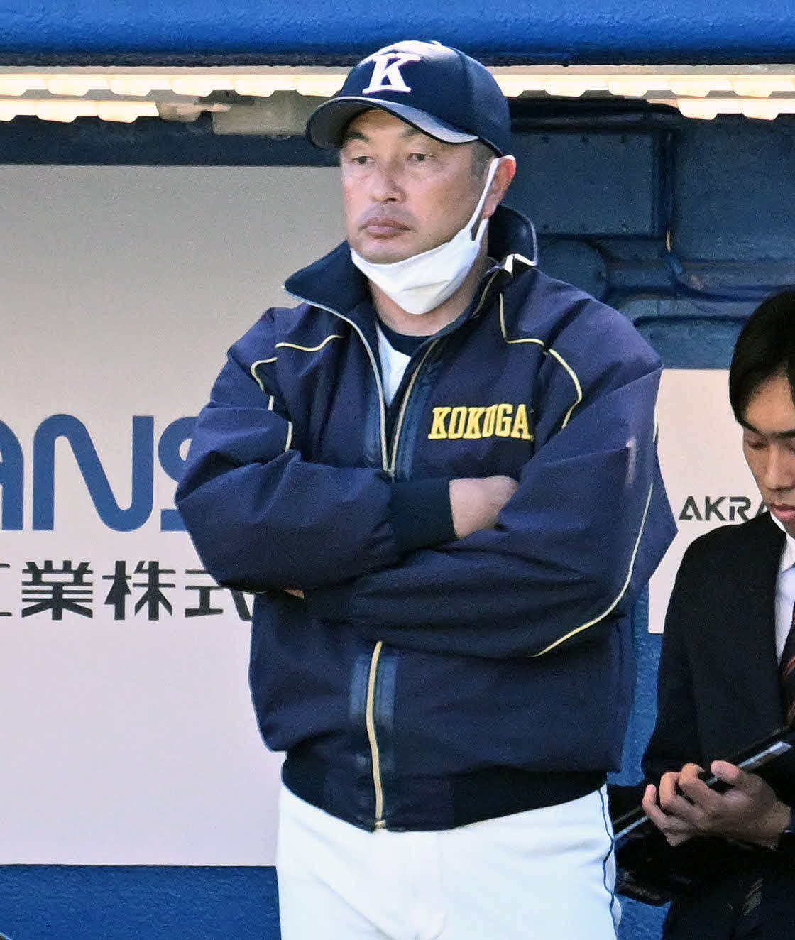 国学院大対大商大　戦況を見守る国学院大・鳥山監督（撮影・滝沢徹郎）