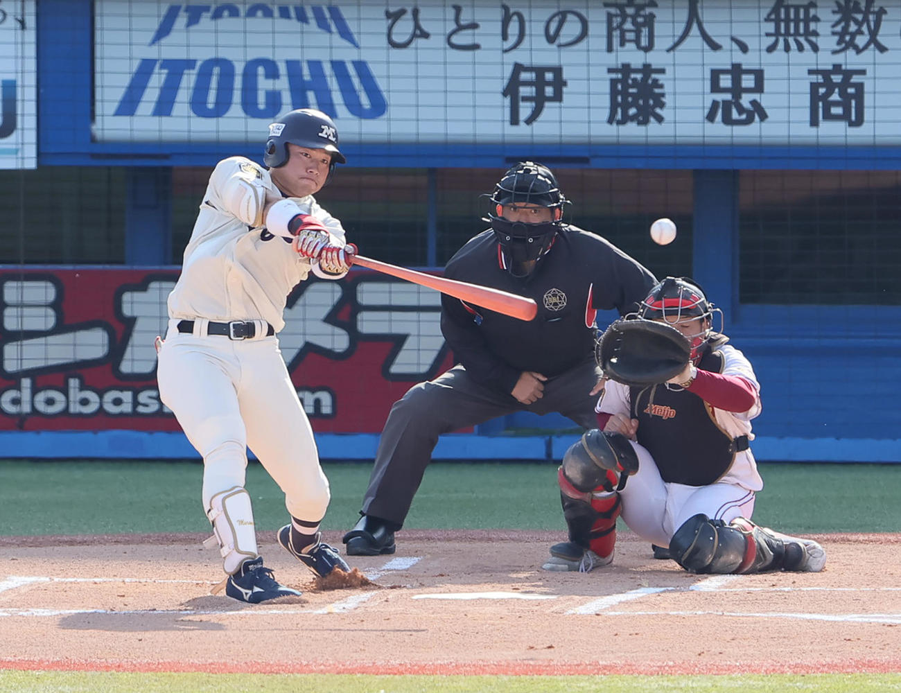 明大対名城大　1回表明大無死、村松は左前打を放つ（撮影・足立雅史）