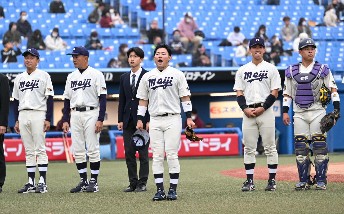 明大対名城大　試合に勝利しあいさつする明大・村松（左から4人目）（撮影・滝沢徹郎）