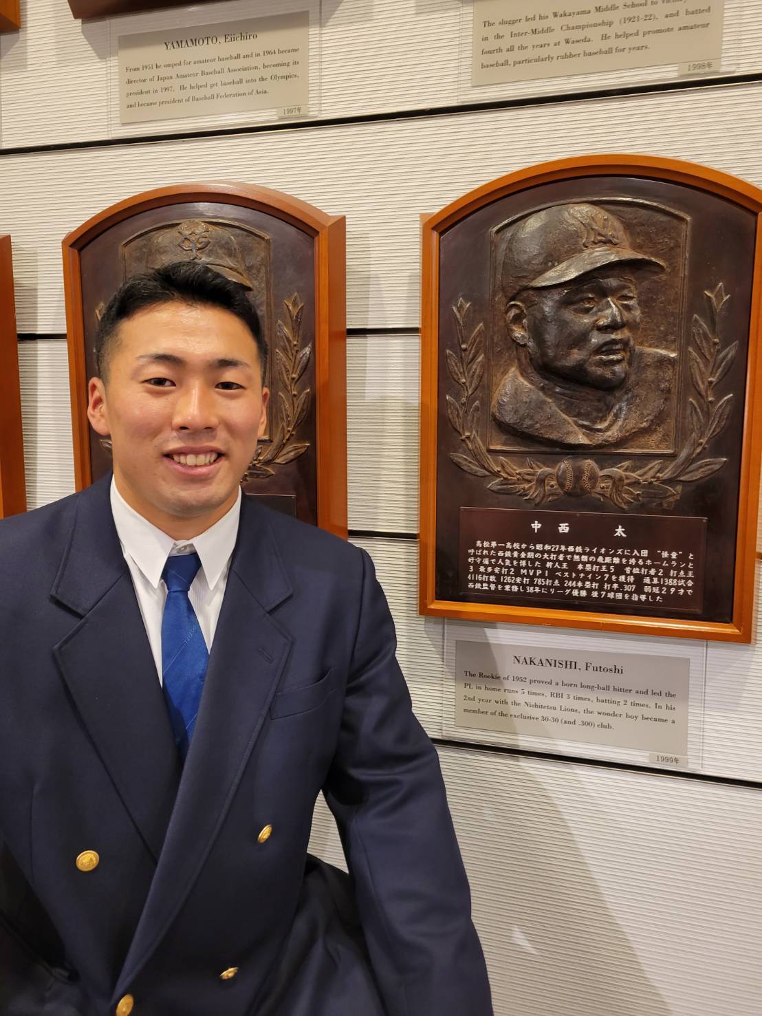 野球殿堂博物館を見学に訪れ、同じ香川・高松出身の大先輩・中西太氏のレリーフと記念撮影する巨人ドラフト1位の浅野（球団提供）