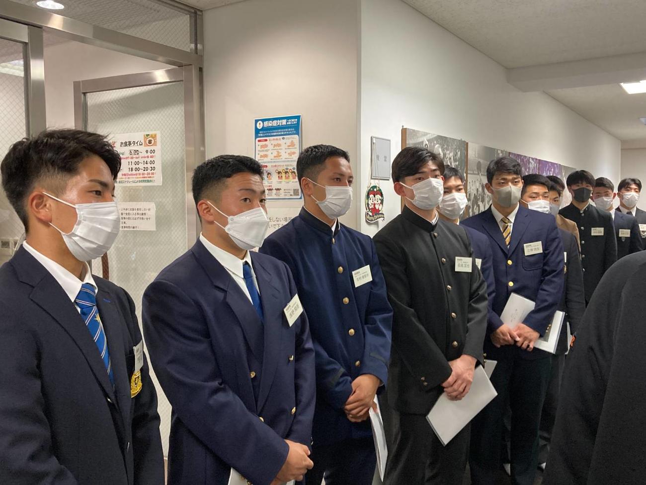 ジャイアンツ寮を見学に訪れた巨人の新人選手たち（球団提供）
