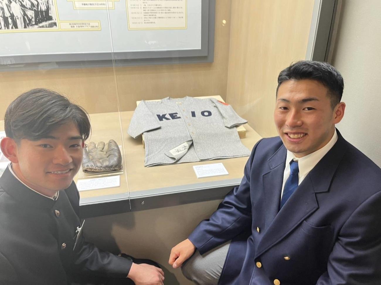 野球殿堂博物館を見学に訪れ、巨人ドラフト1位の浅野（右）は香川・高松出身の先輩、同2位の萩尾は慶大の先輩にあたる水原茂氏のユニホームと記念撮影（球団提供）