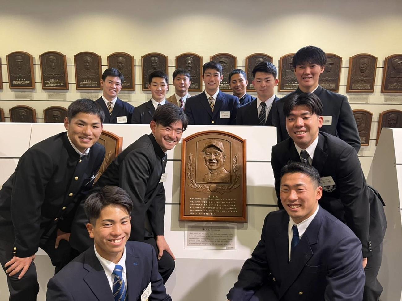 野球殿堂博物館を見学に訪れた巨人の新人選手たち（球団提供）