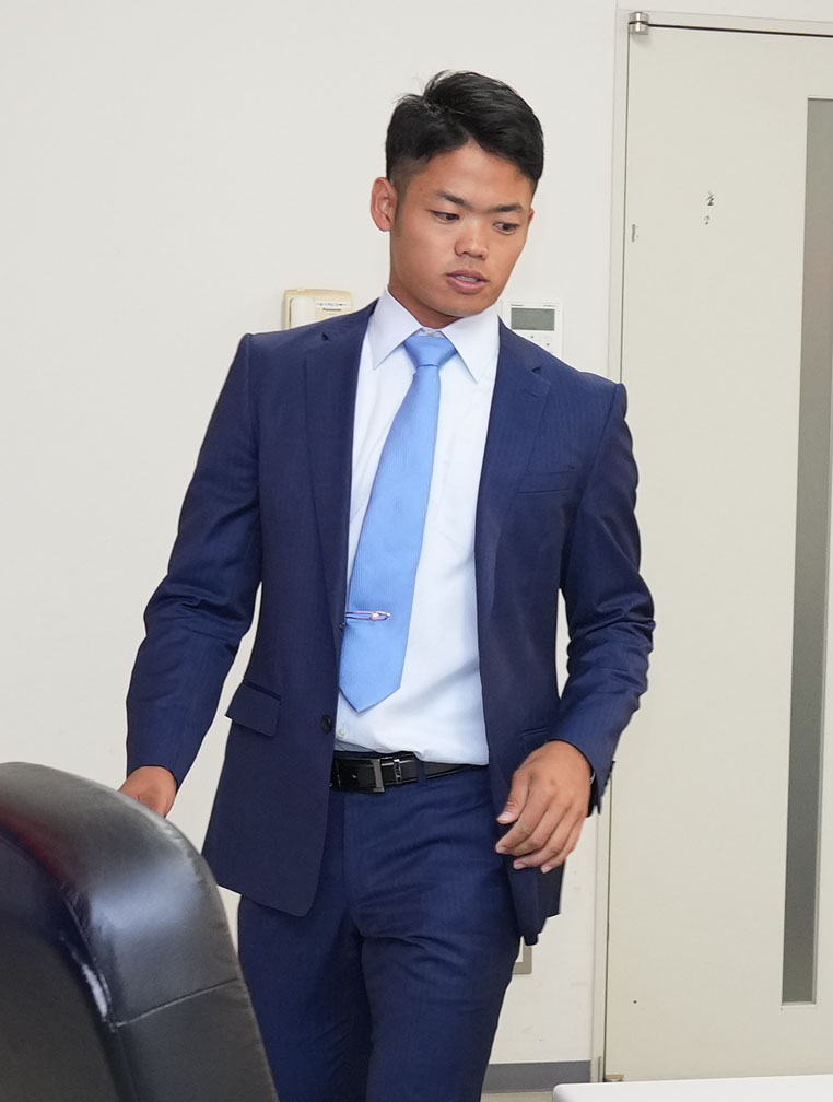 契約更改を終え会見の席に着く根尾（撮影・森本幸一）