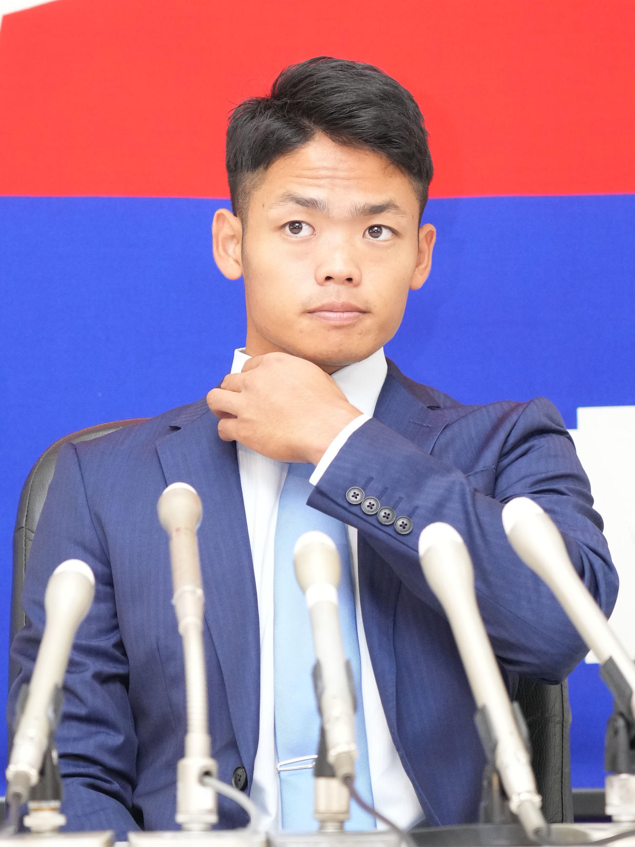 契約更改を終え会見する根尾（撮影・森本幸一）