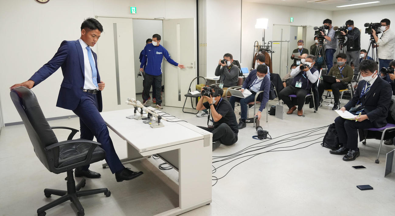 契約更改を終え会見の席に着く根尾（撮影・森本幸一）