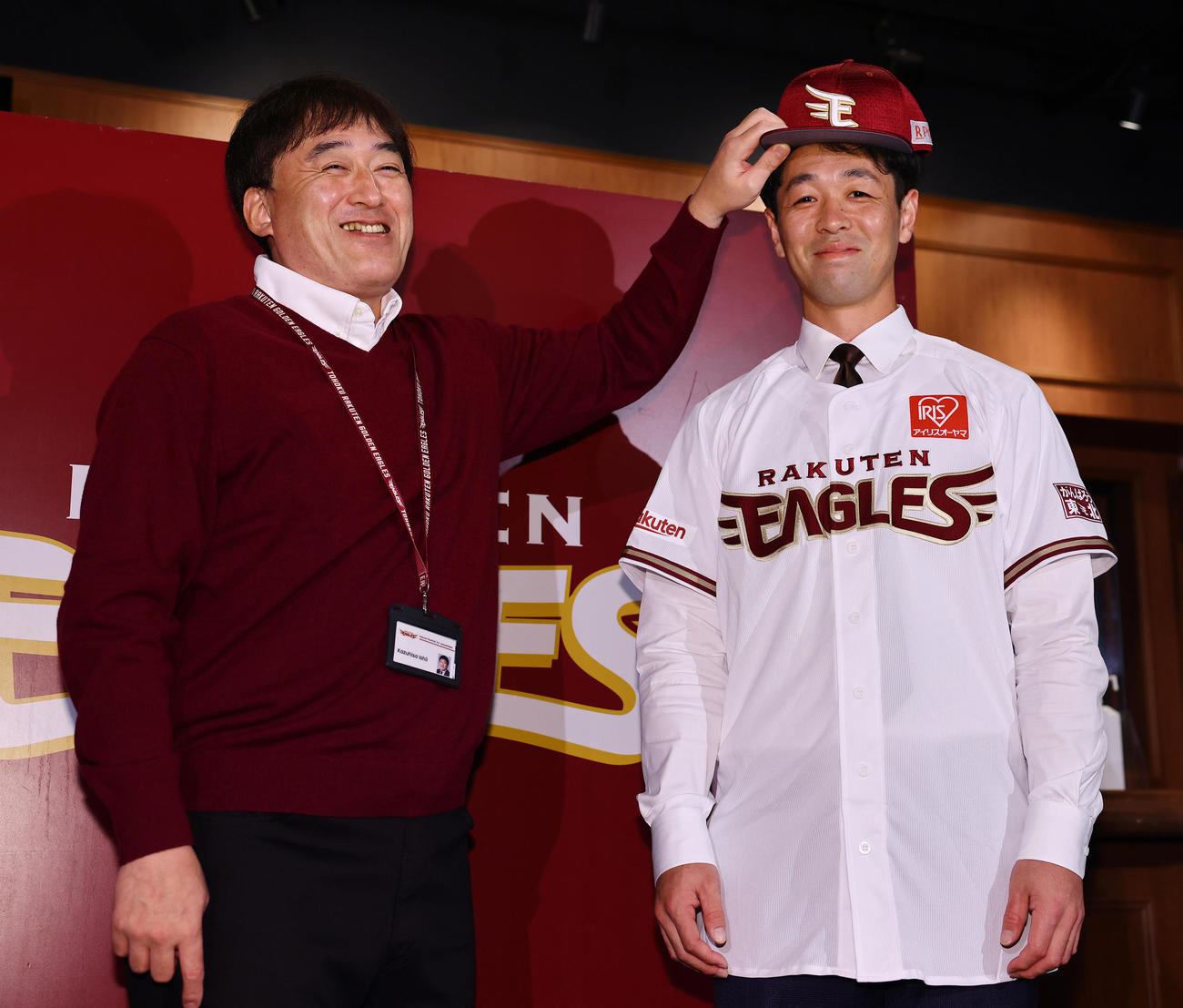 入団会見で楽天石井GM兼監督（左）と笑顔で写真に納まる阿部（撮影・垰建太）
