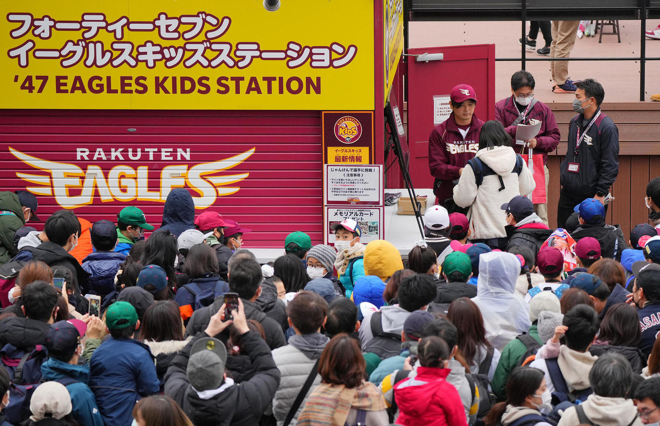 ファン感謝祭で楽天涌井（右奥）のもとには多くのファンが集まる（撮影・垰建太）