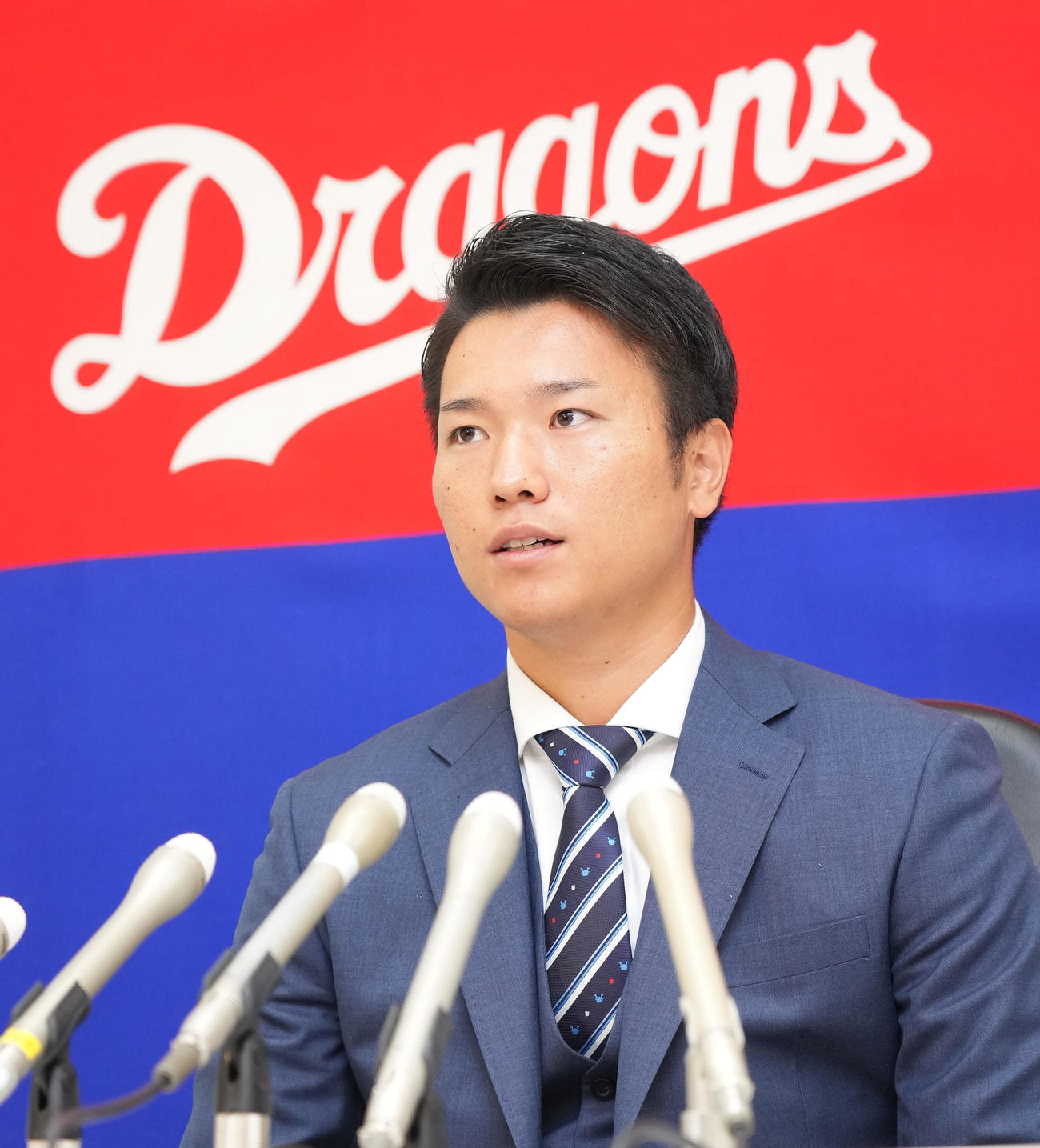 契約更改を終え会見する清水（撮影・森本幸一）