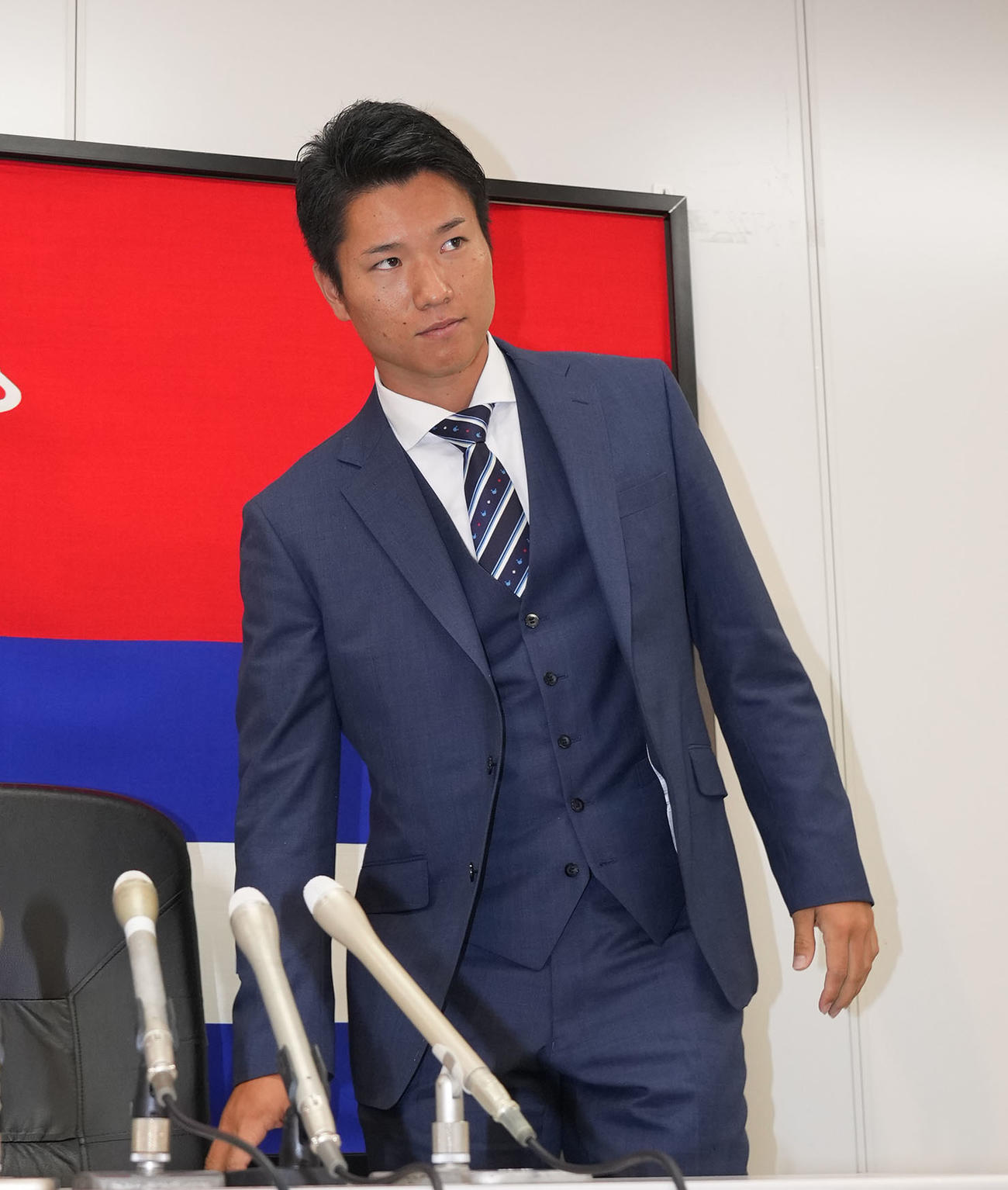 契約更改を終え会見場の席に着く清水（撮影・森本幸一）