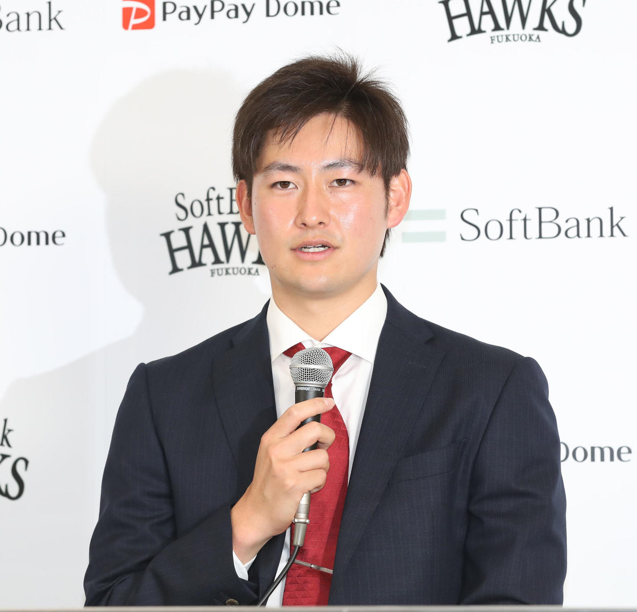 入団会見に臨んだ渡辺（撮影・屋方直哉）