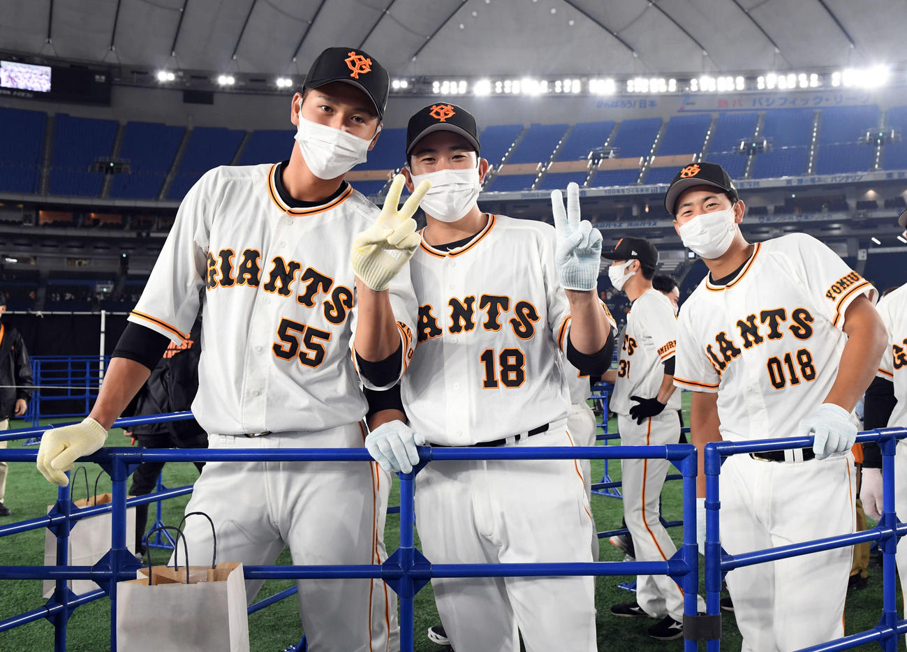 笑顔で記念撮影に納まる、左から巨人秋広、菅野、木下（撮影・たえ見朱実）