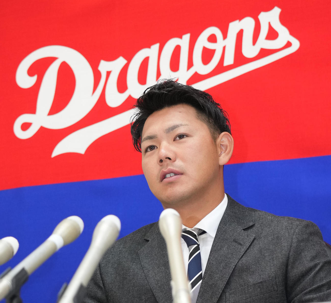 契約更改を終え会見する高橋周（撮影・森本幸一）