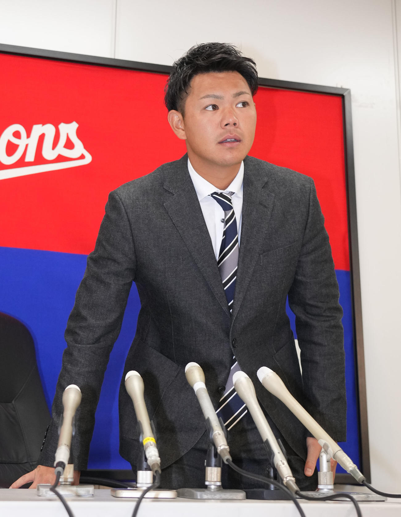 契約更改を終え会見場の席に着く高橋周（撮影・森本幸一）