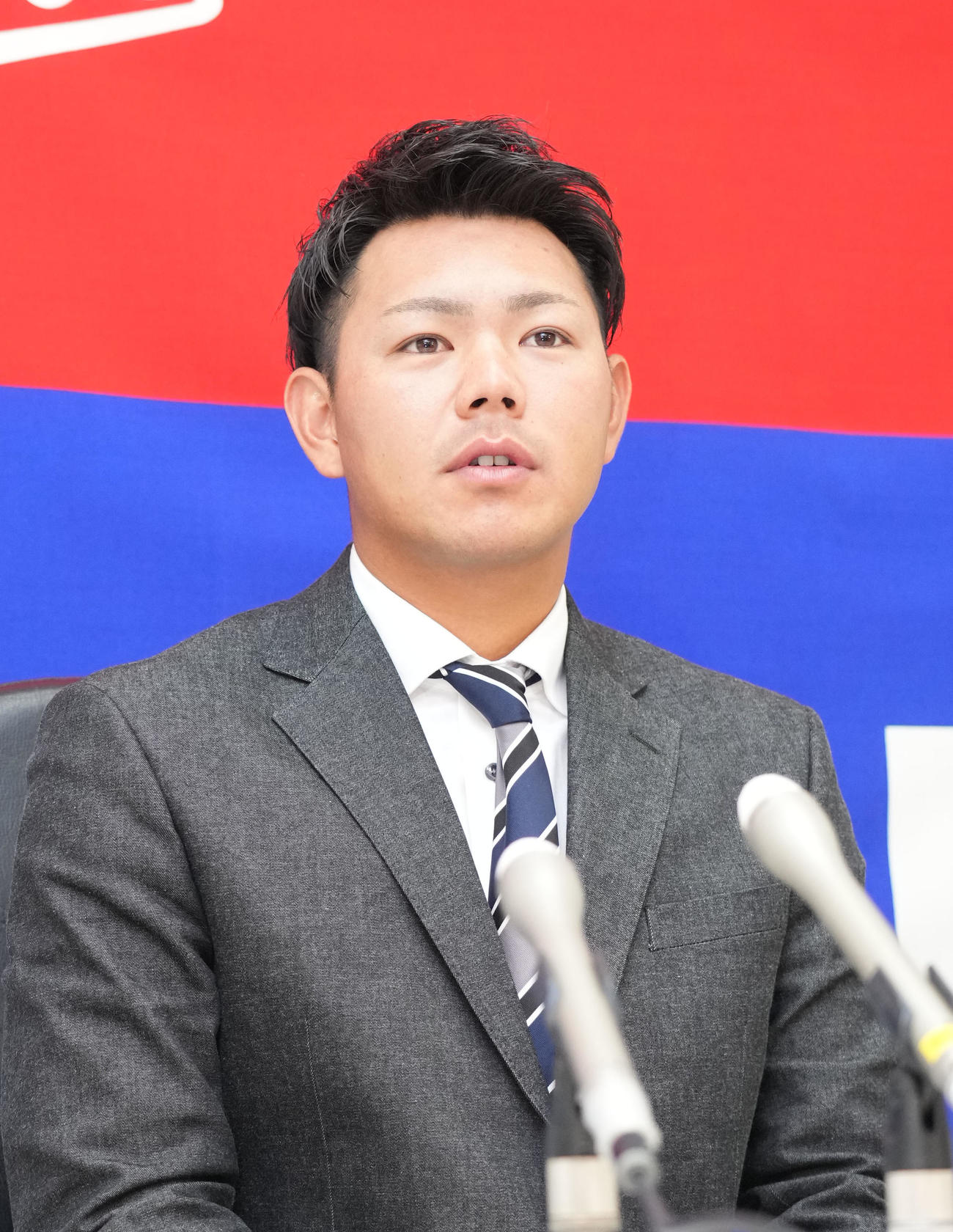契約更改を終え会見する高橋周（撮影・森本幸一）