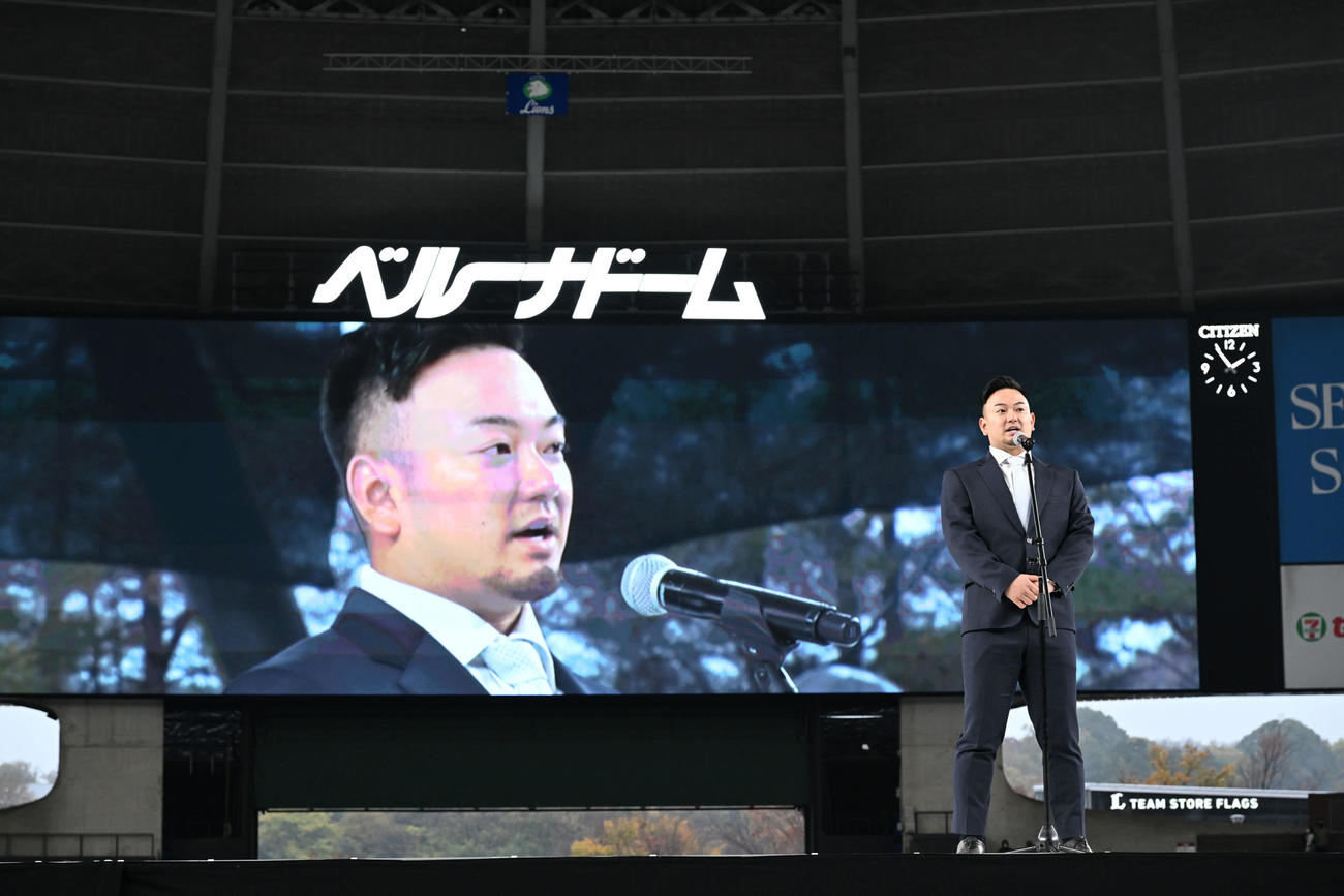 オリックスに移籍する西武森はファンにあいさつする（撮影・滝沢徹郎）