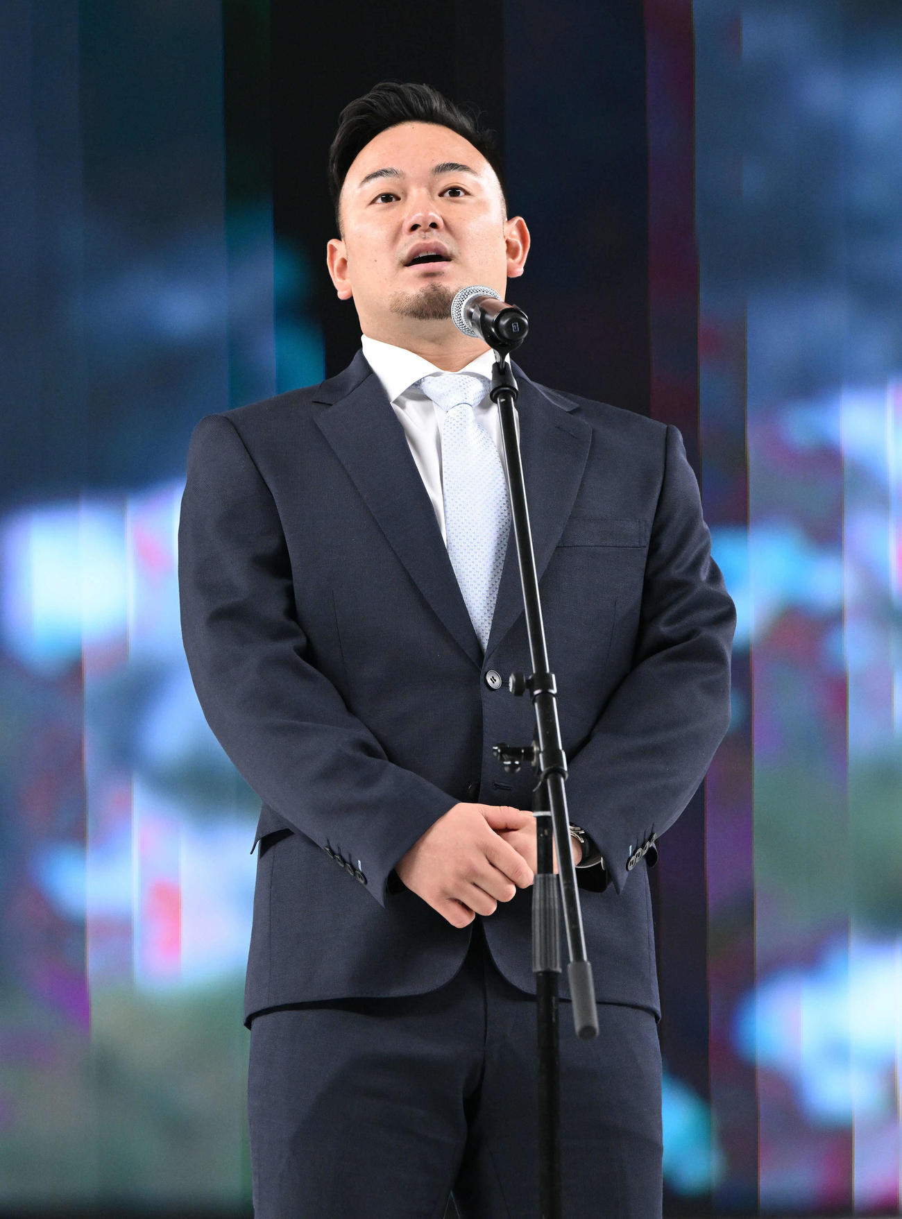 オリックスに移籍する西武森はファンにあいさつする（撮影・滝沢徹郎）