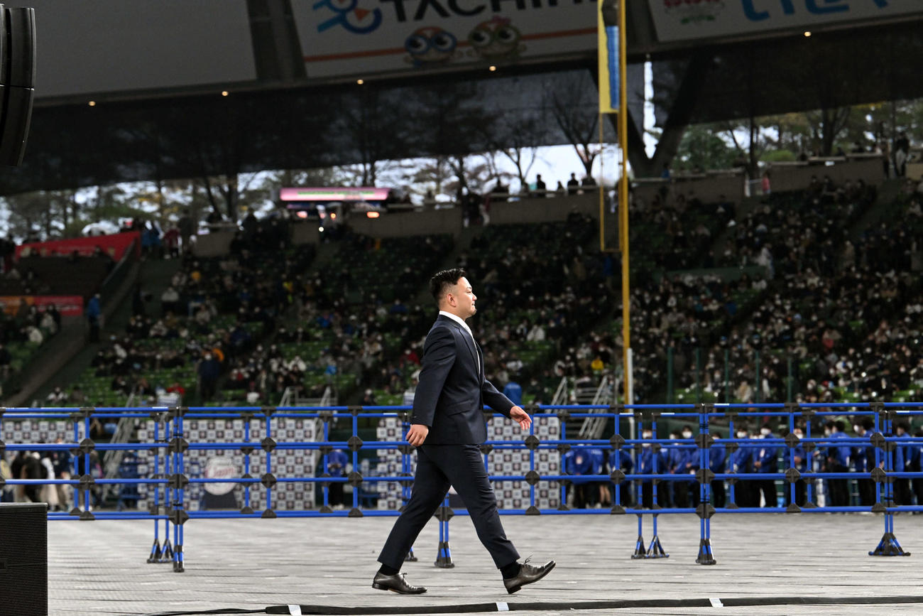 オリックスに移籍する西武森はファンへのあいさつを終えグラウンドを後にする（撮影・滝沢徹郎）