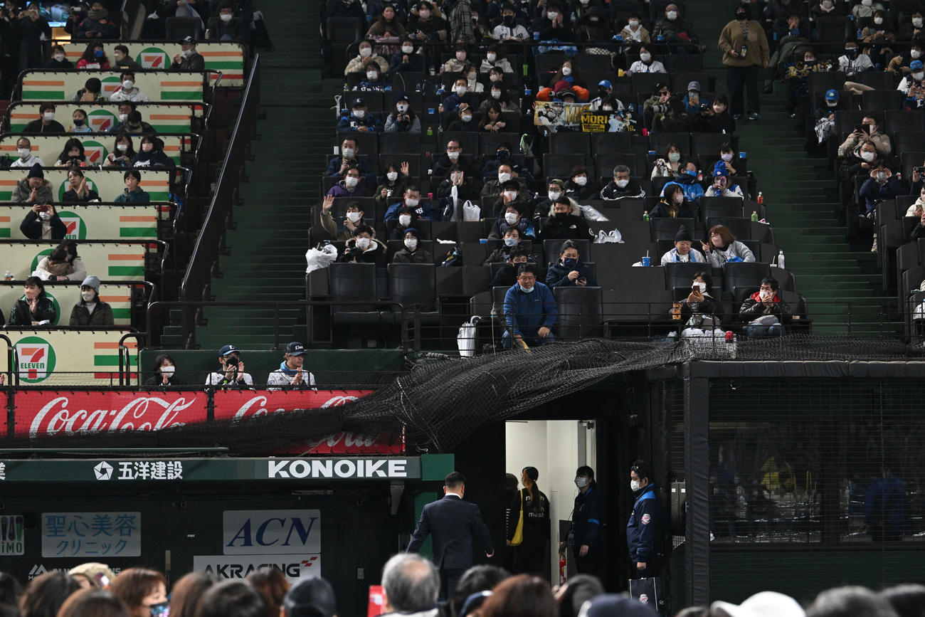 オリックスに移籍する西武森はファンへのあいさつを終えグラウンドを後にする（撮影・滝沢徹郎）