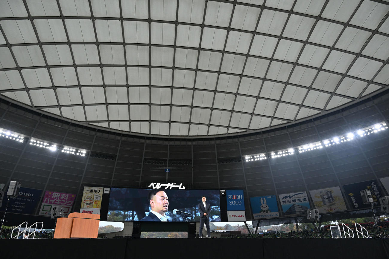オリックスに移籍する西武森はファンにあいさつする（撮影・滝沢徹郎）