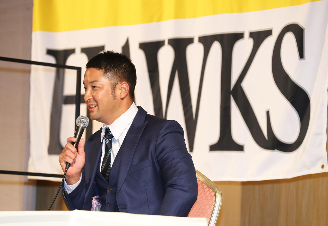入団会見に臨んだ嶺井（撮影・屋方直哉）