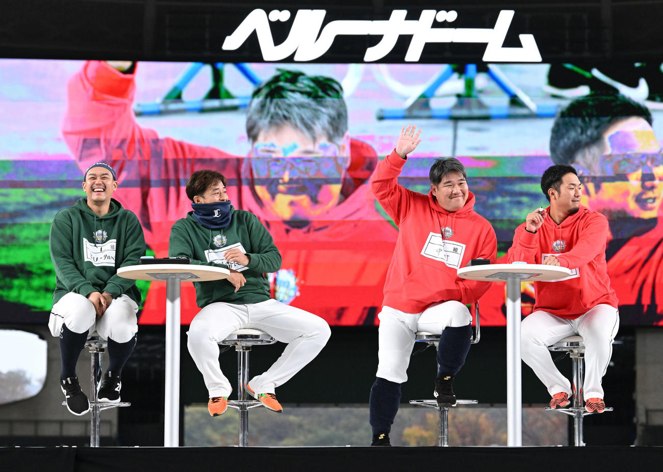 入場曲を当てる問題に自身の曲がかかり手を上げて答えをバラす西武中村（左から3人目）。左から高橋、平井、1人おいて柘植（撮影・滝沢徹郎）