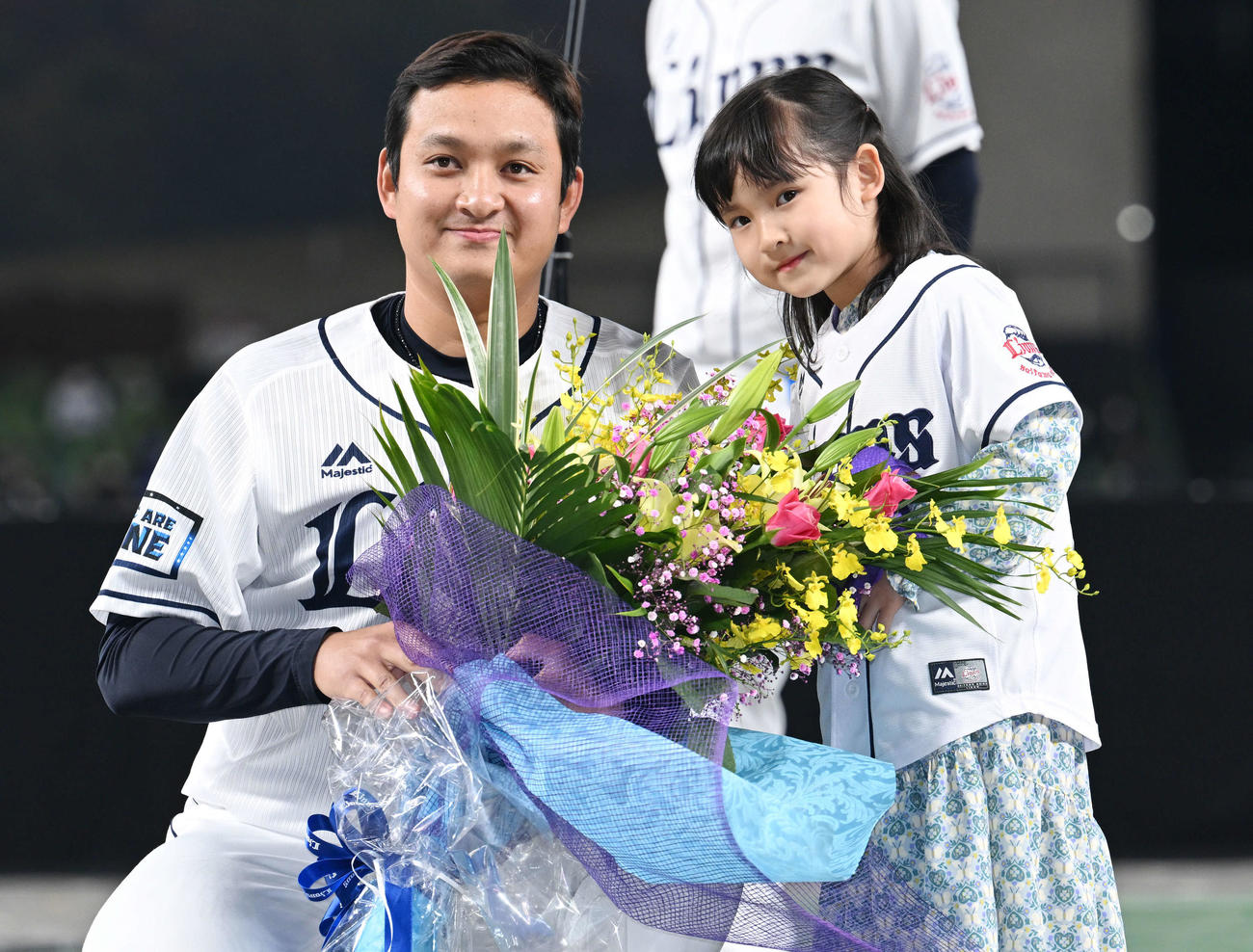 引退セレモニーを終え家族と記念撮影する西武佐野（撮影・滝沢徹郎）