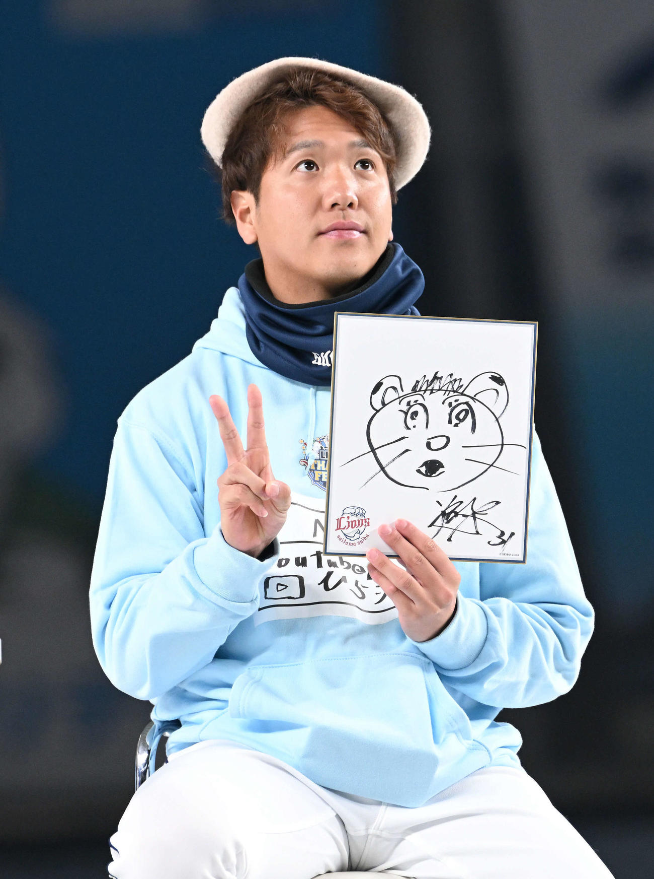 ライナの似顔絵を披露する西武平沼（撮影・滝沢徹郎）