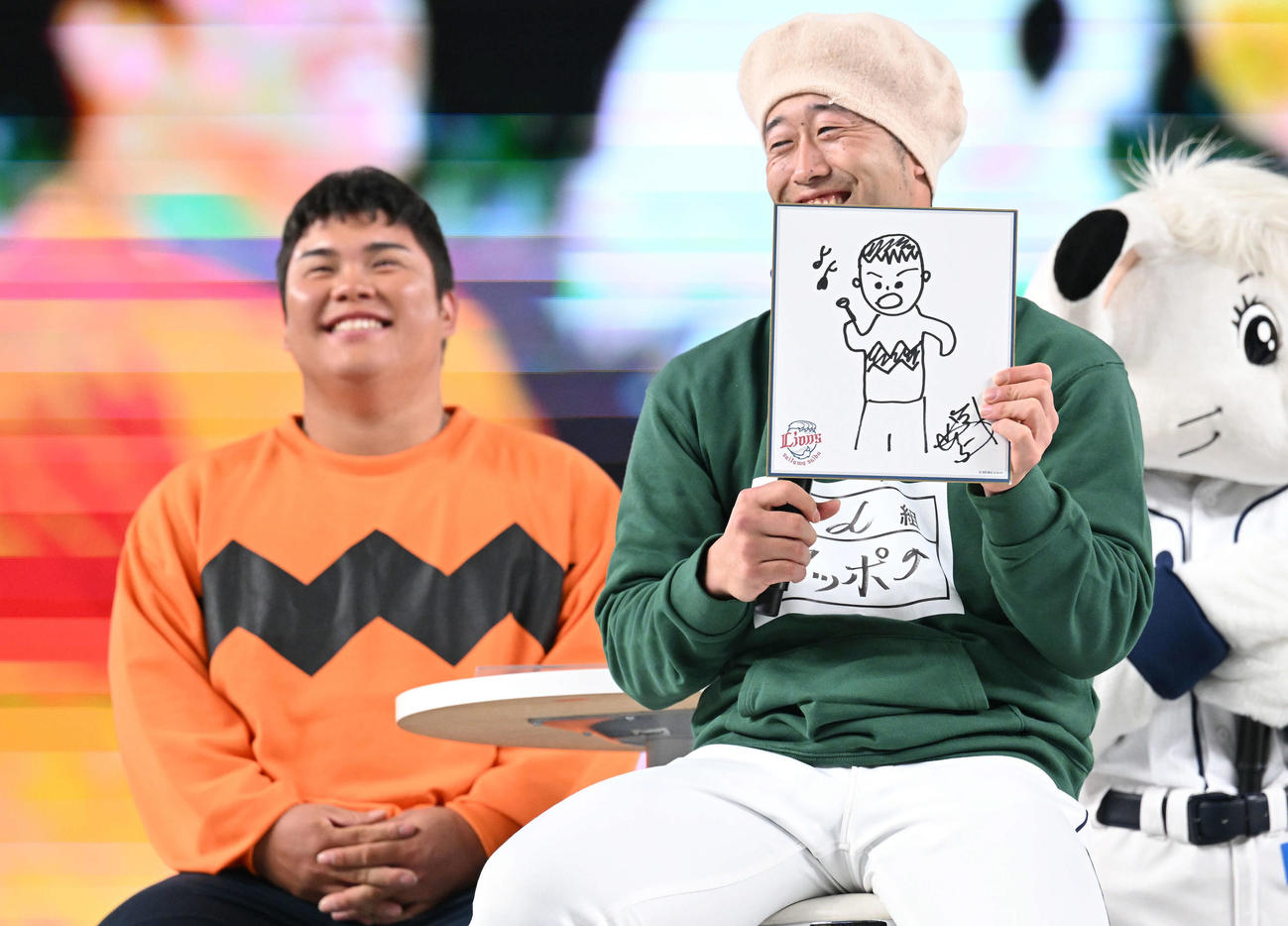 「ドラえもん」のジャイアンのコスプレでモデルを務めた西武渡部（奥）の似顔絵を披露する外崎（撮影・滝沢徹郎）