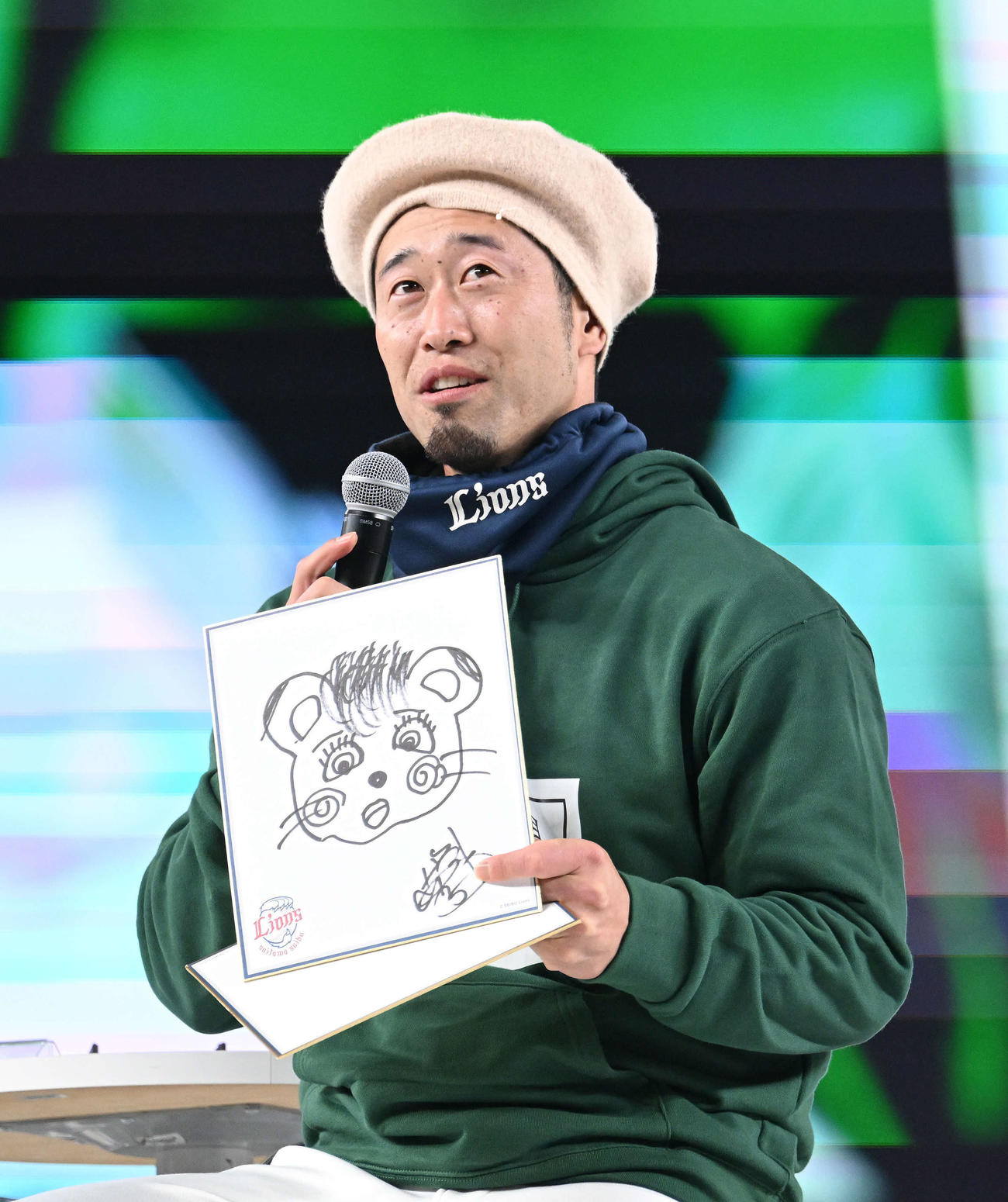ライナの似顔絵を披露する西武外崎（撮影・滝沢徹郎）