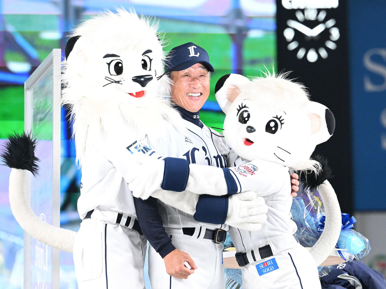 トークイベントを終えた西武辻前監督はレオとライナと記念撮影する（撮影・滝沢徹郎）
