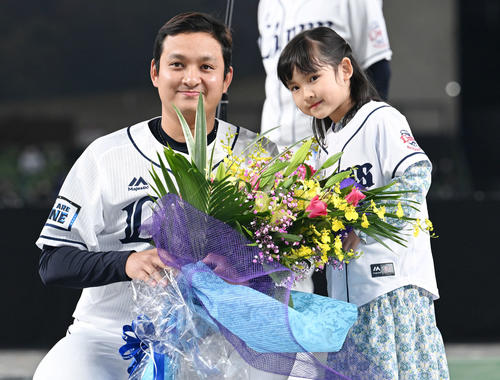 引退セレモニーを終え家族と記念撮影する西武佐野（撮影・滝沢徹郎）