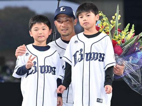 引退セレモニーを終え家族と記念撮影する西武熊代（撮影・滝沢徹郎）