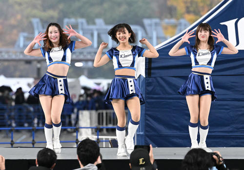 オープニングでパフォーマンスをするブルーレジェンズ（撮影・滝沢徹郎）
